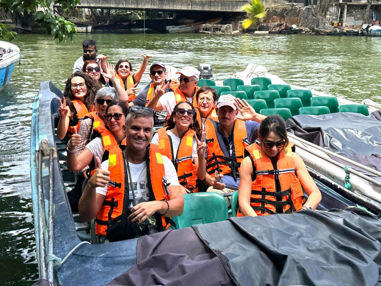 L'équipe d'Aloy's Travel Services avec des clients au Sri Lanka