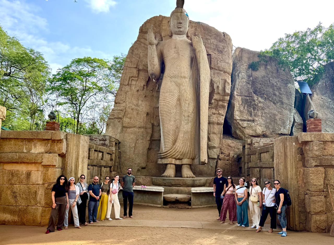 Travellers at the Aukana Buddha — Aukana Statue, Sri Lanka